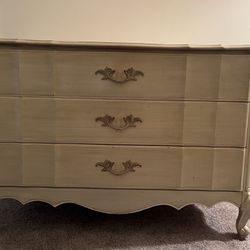 Vintage Wood 3-drawer Dresser French-style