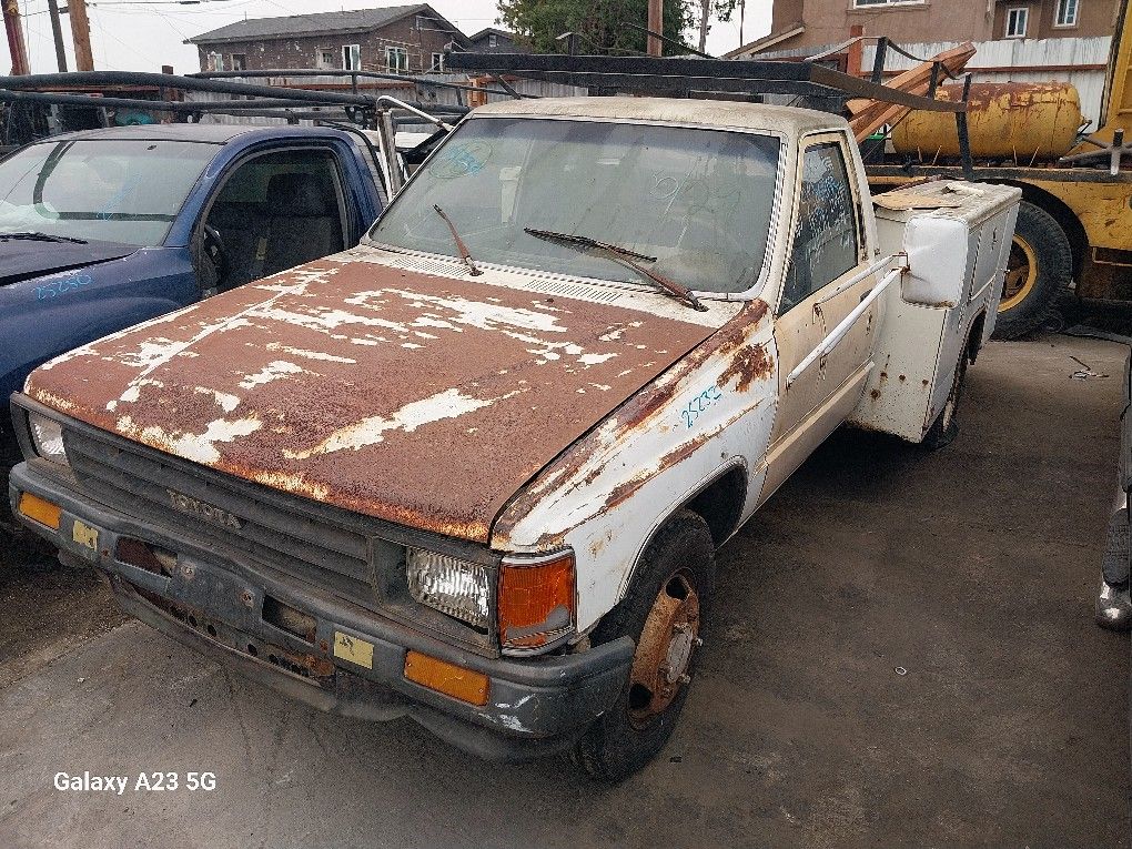 1988 Toyota Truck For Parts 
