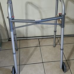 Folding Walker With Front Wheels/Andador Que Se Dobla Con Llantas Delanteras