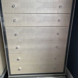 Hollywood Swank Chest 