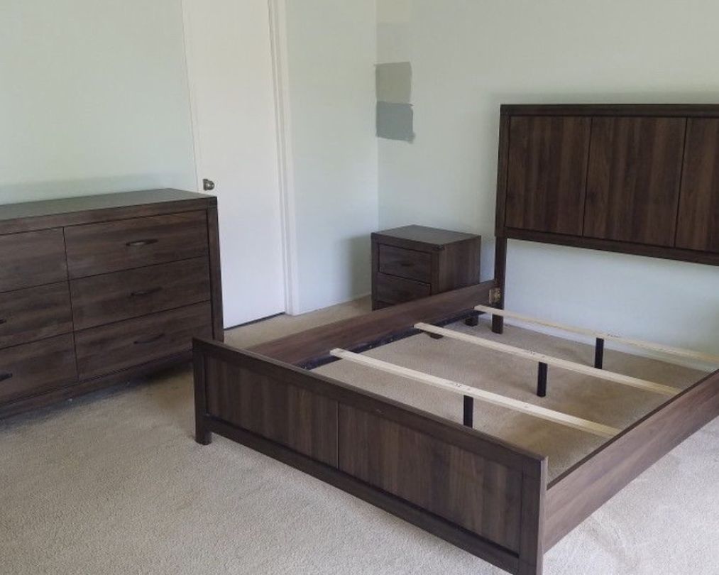 Complete Queen Bedroom Set Bed frame, Dresser, Mirror, Nightstand