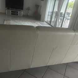 Natuzzi 100% Leather Couch In Good Condition 