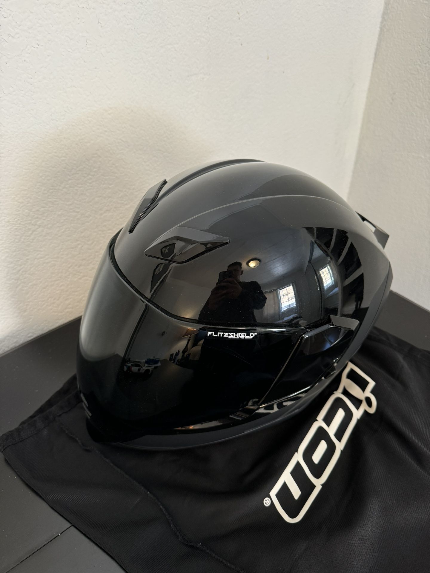 airflite motorcycle helmet full face all colors.xl gloss black Icon - Solid Rubatone - - Polycarbonate Shell - Quick-Change Visor - Sun Visor The Icon Airflite Motorcycle Helmet is part of the latest Icon collection Full Face Motorcycle Helmets 