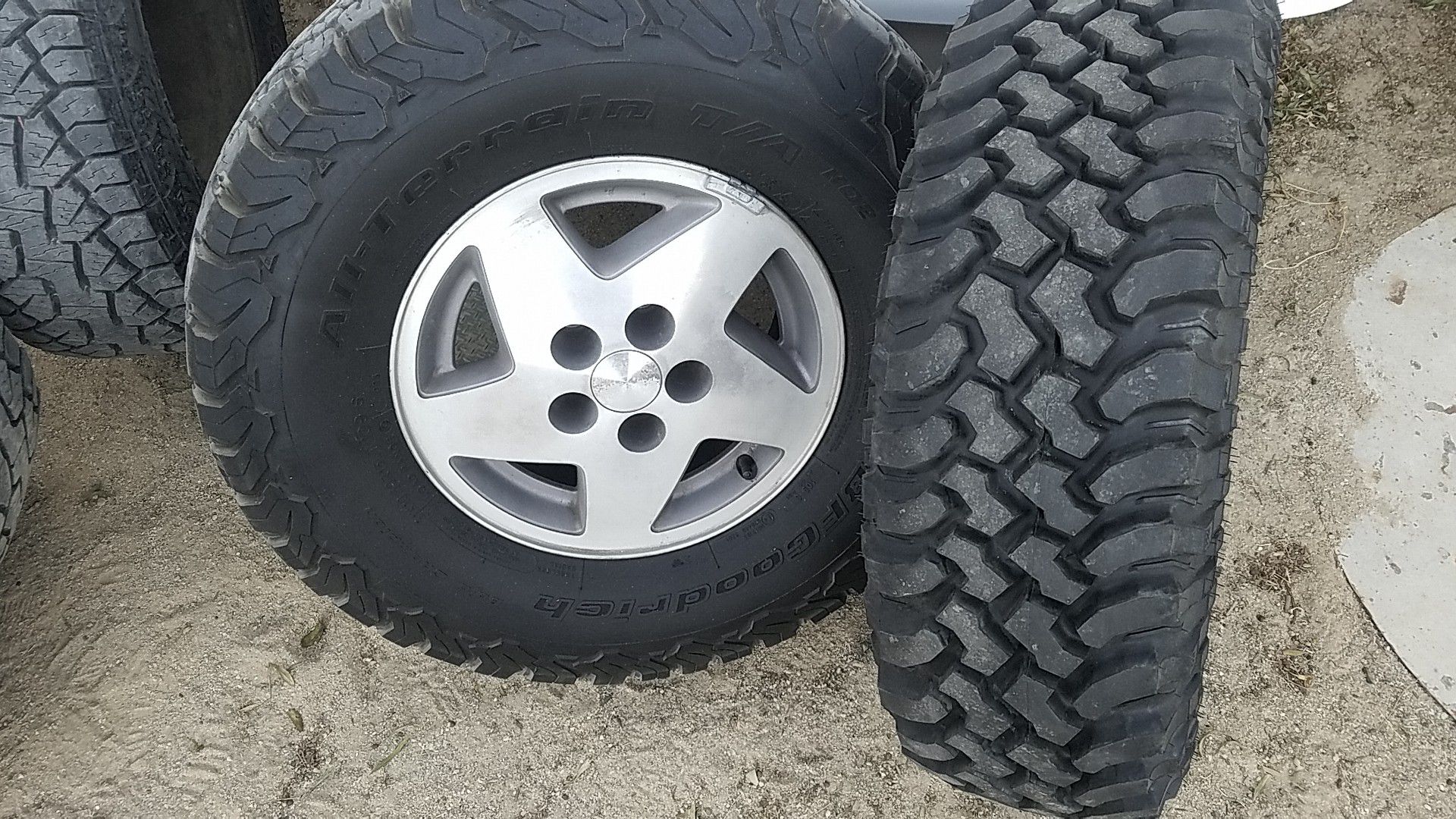 Jeep Cherokee wheels and tires 5 lug 31.10.50 15