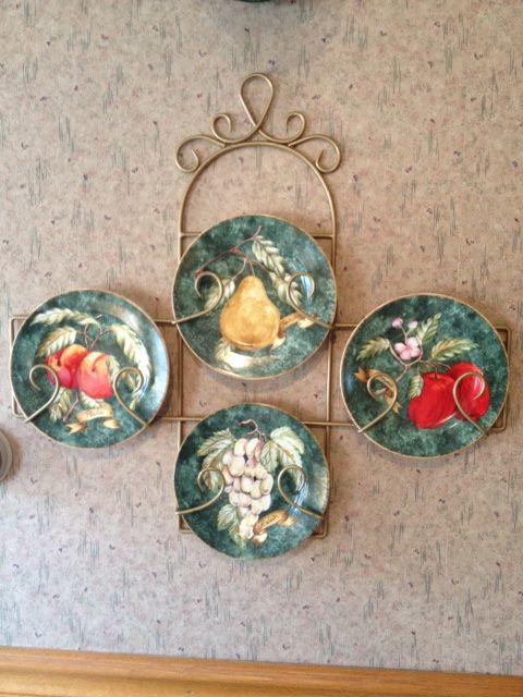 DECORATIVE WALL PLATE RACK/W 4 PLATES