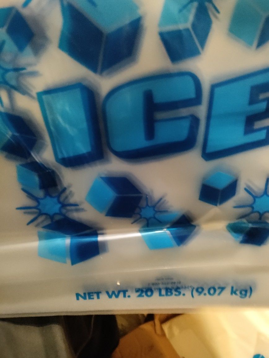 28" X 14 1/2" Ice Bags On Hanger 20 Lb Bags 
