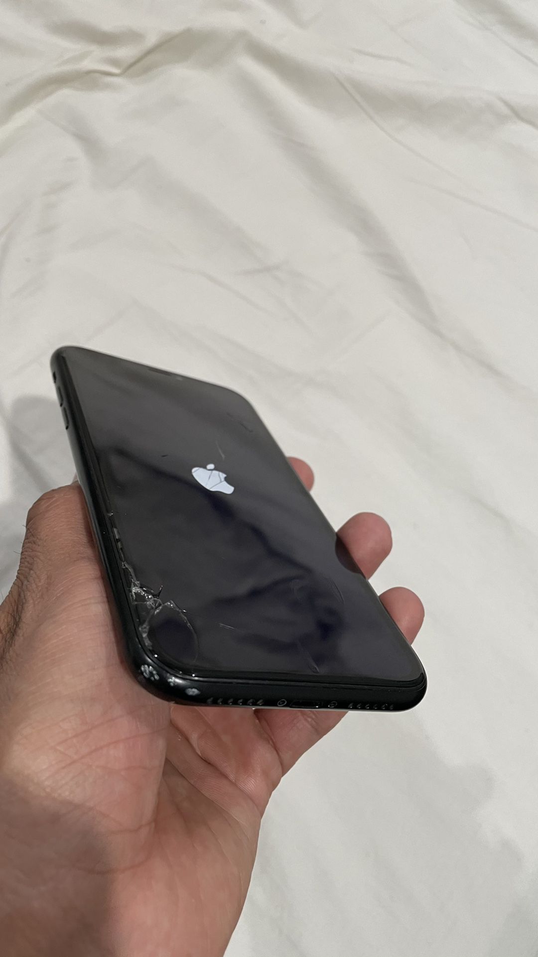 iPhone XR 128GB with Cracked Screen for Sale in Chicago, IL 