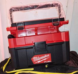 NEW MILWAUKEE M18 FUEL PACKOUT  WET/DRY  VACUUM 2.5 GALLON.