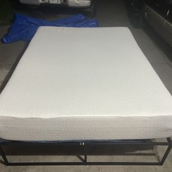 PLATAFORMA DE METAL ALTA QUEEN SIZE CON COLCHÓN MEMORY FOAM GEL 12” USADA EXCELENTE CONDICIÓN 