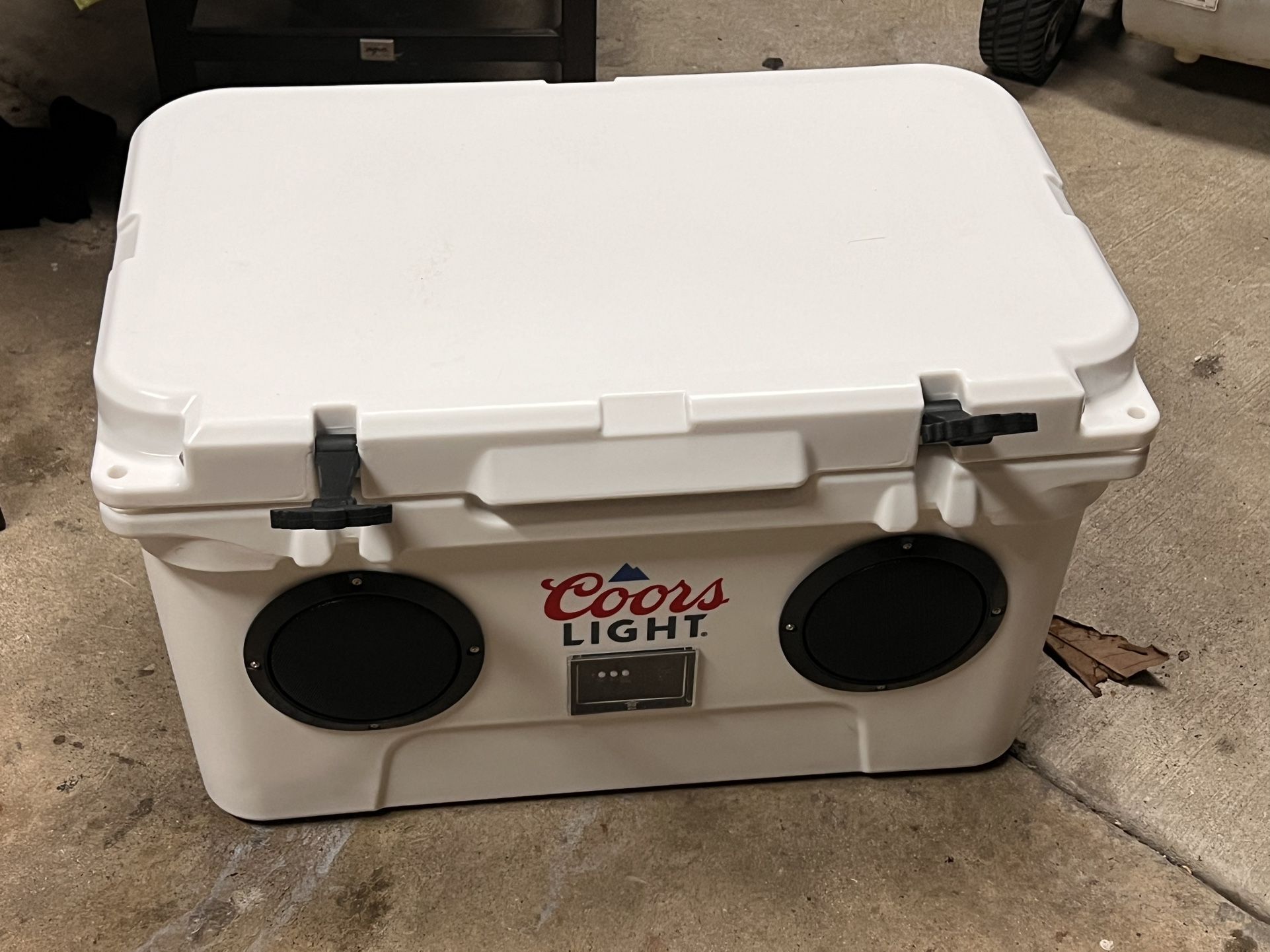 coors light cooler with built in speakers Bluetooth 45L