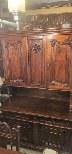 An early-20th-century Louis XV Revival buffet cabinet with upper hutch,