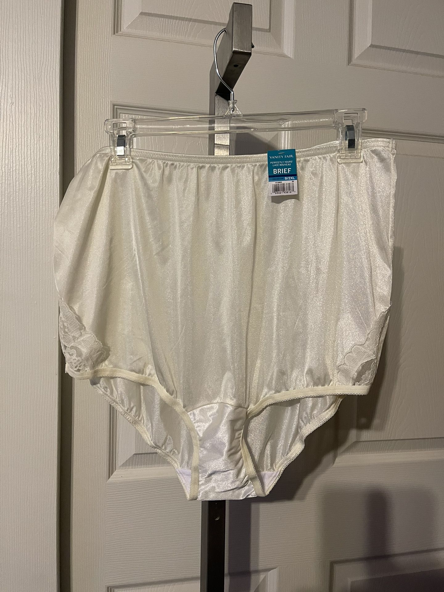 Vintage Vanity Fair Perfectly Yours Lace Nouveau Brief Candle Glow Beige  Size 9/2XL with lace side panels. for Sale in S Harrisn Township, NJ -  OfferUp