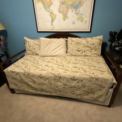 TEMPERPEDIC TWIN SIZE DAY BED WITH TOMMY BAHAMA BEDING PERFECT  CONDITION 