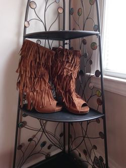 A Cowgirl Dressed Up Would Luv These! Size 10