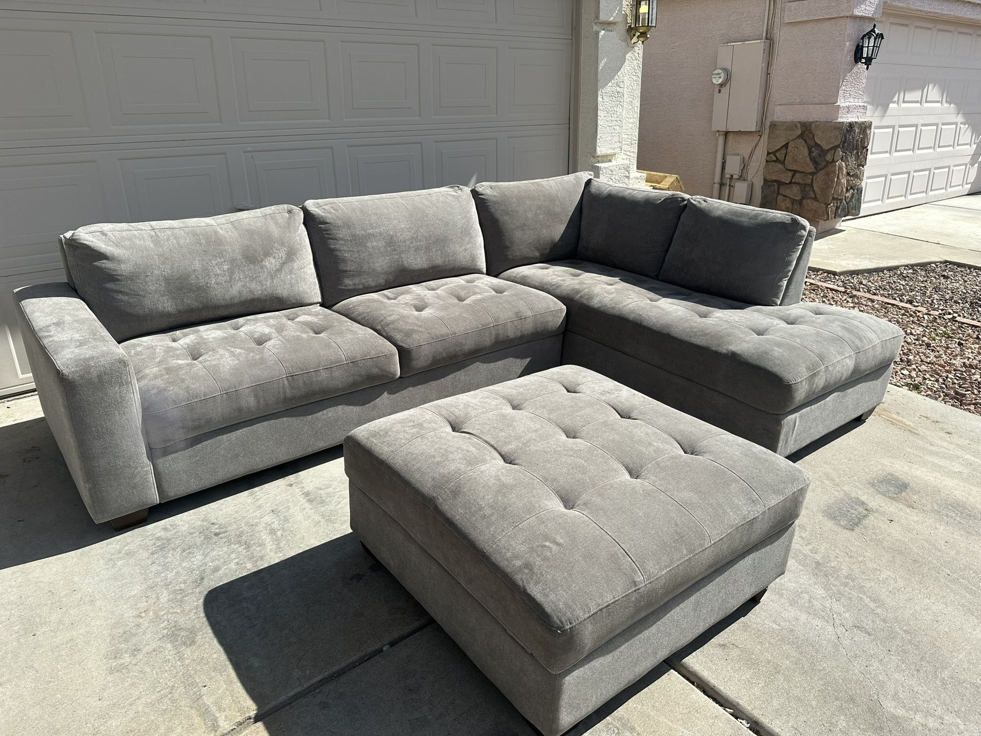 Thomasville Miles Fabric Sectional with Storage Ottoman