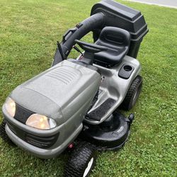 Craftsman LT2000 lawn tractor with hard shell double bagger . Delivery available, read full ad.