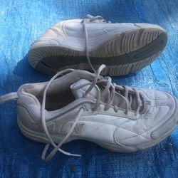 Nice leather new balance tennis shoes size 10 only $25 for