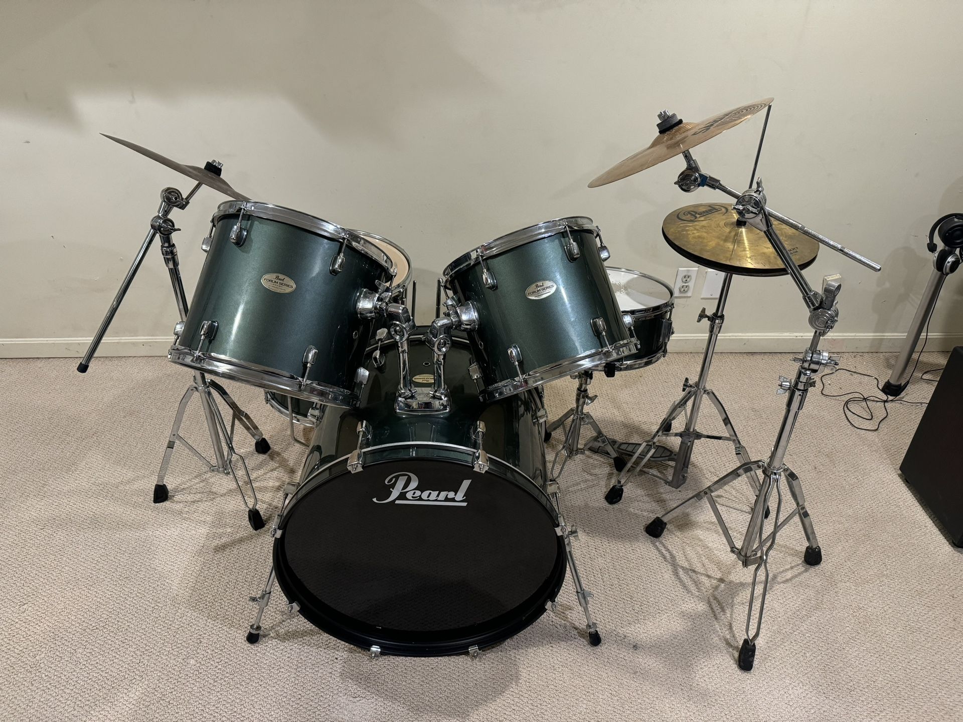 Pearl Forum Series 5 Piece Set With Cymbals And Hardware