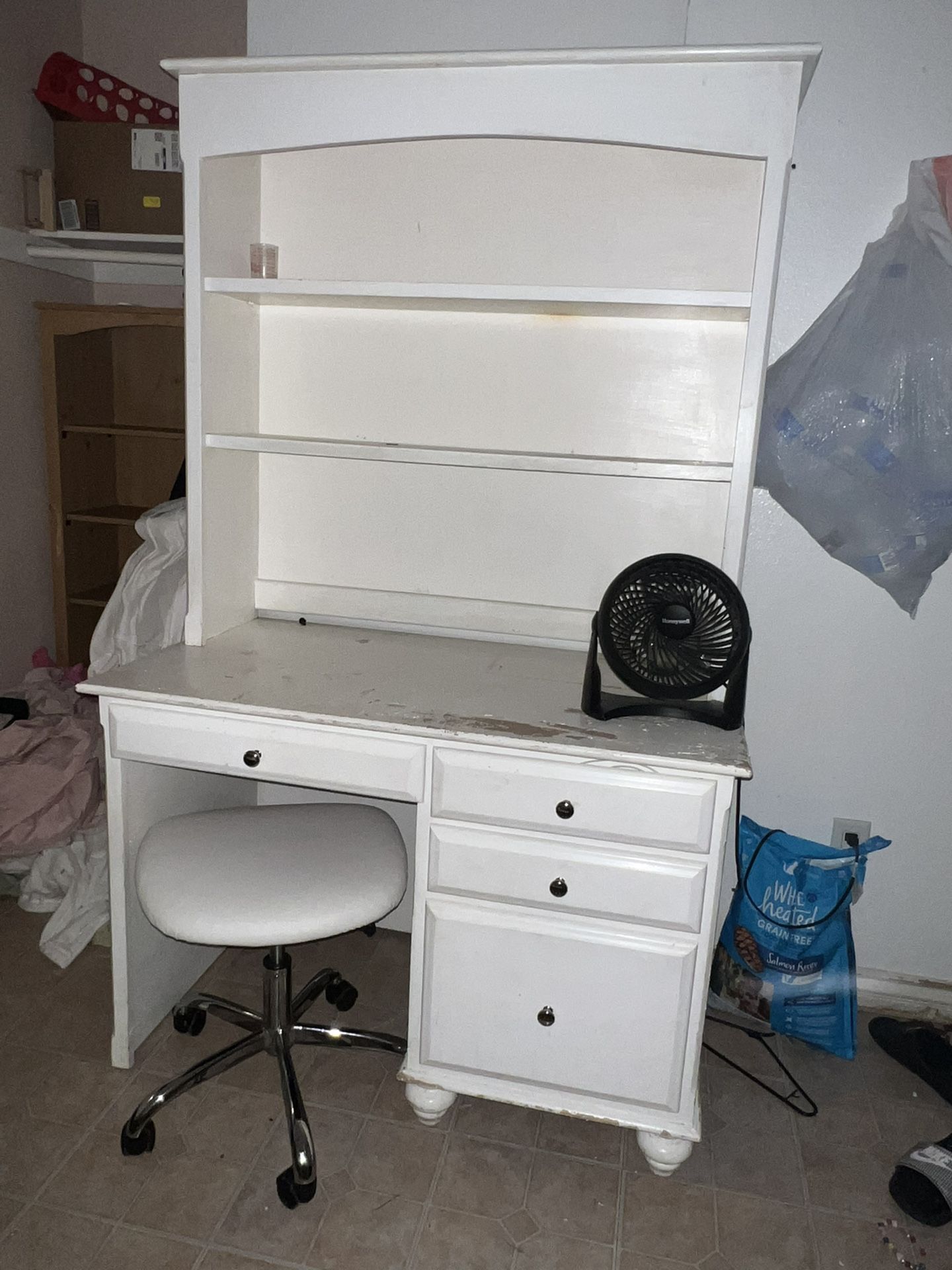 Beautiful Desk With Hutch