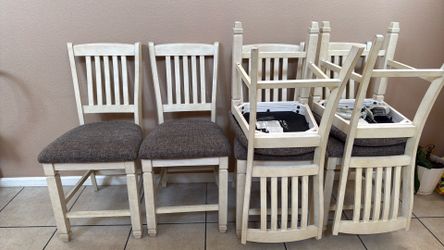 Ashly’s dining table and 6 high chairs table can be extended to 4 or 6 persons