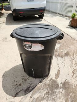 Rubbermaid Roughneck 32-Gallon Trash Can with Lid