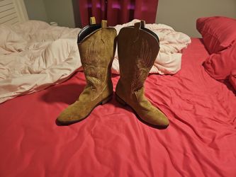 Womens cowgirl boots size 8