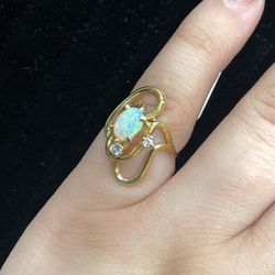 14K Gold Opal Ring — Size 4.5
