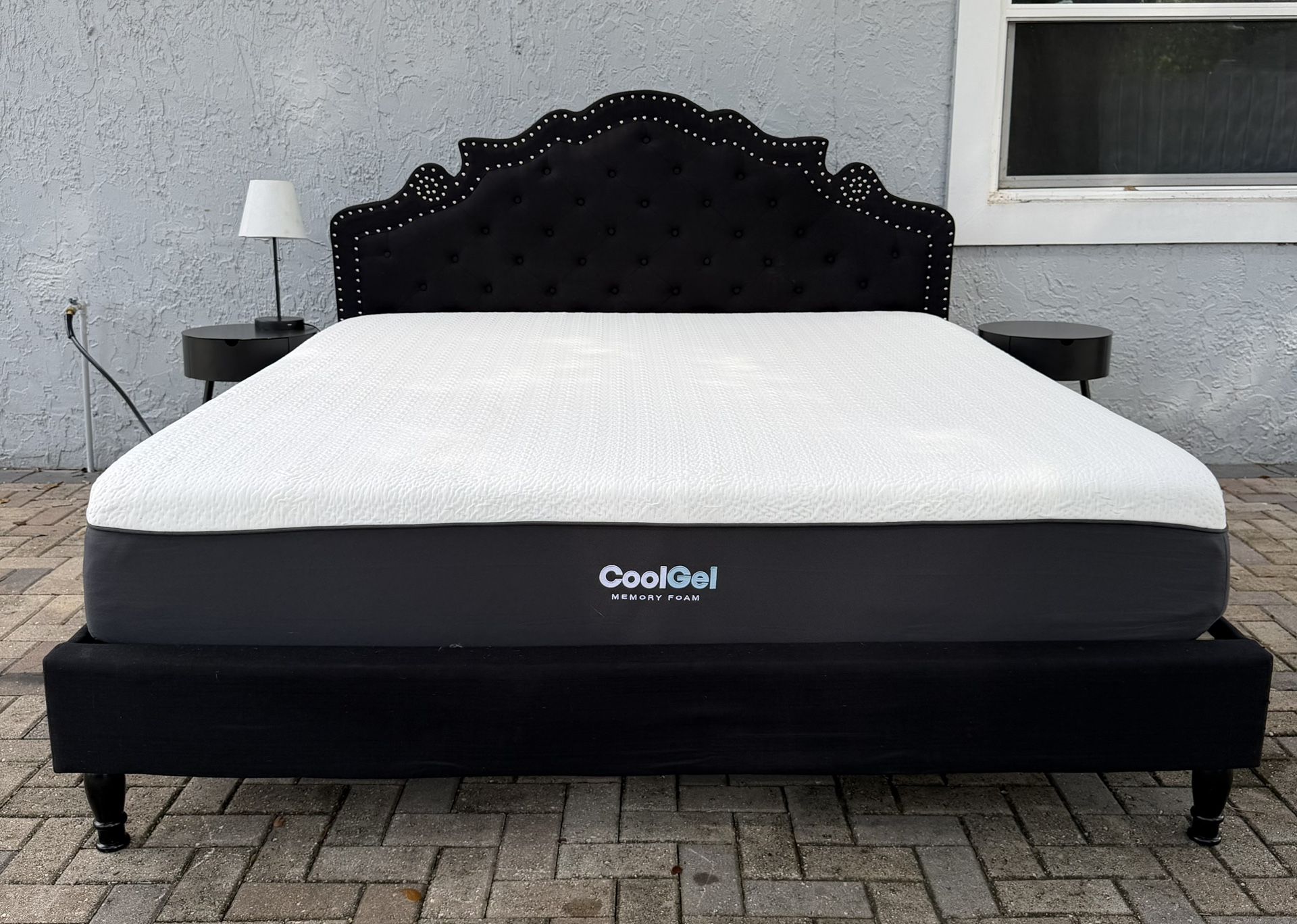 Beautiful King size bed in excellent condition with mattress,2 night table and lamp. I can deliver