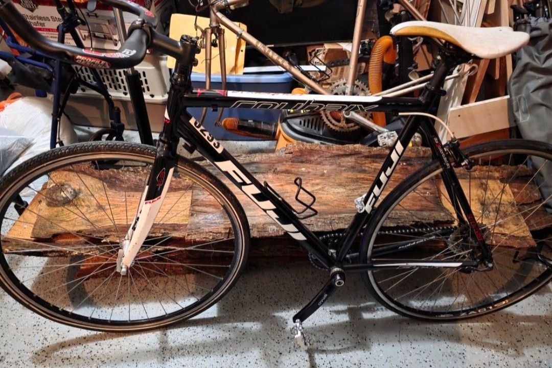 Fuji Roubaix 1,0 Road Bike 700c Wheels Fits Medium Size 5'4"-5'10" Tall Person