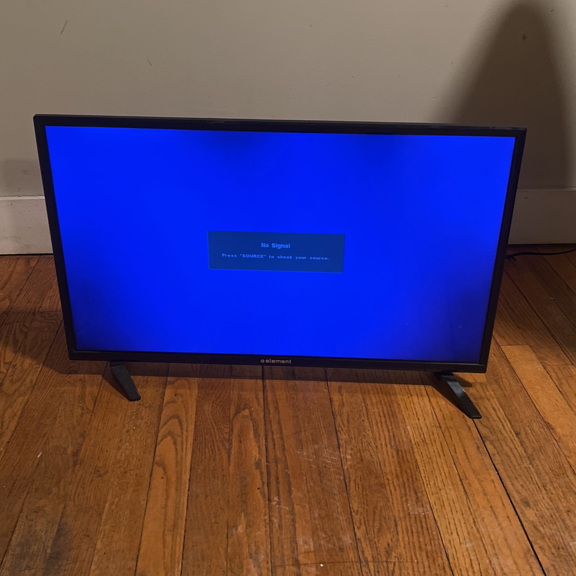 32inch Flat Screen With Roku Remote And Box 