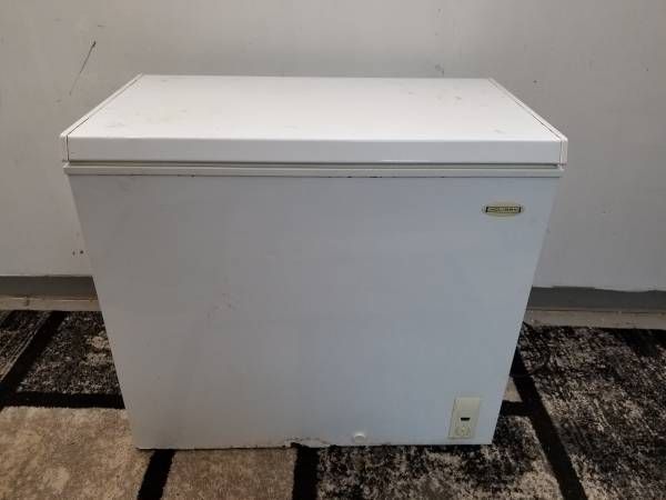Holiday 7 Cu. Ft. Chest Deep Freezer (Color: White) LCM070LC PLEASE READ DESCRIPTION