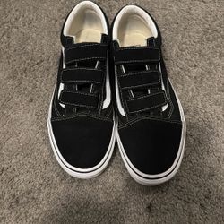 BARELY WORN Black and white Men’s Vans Size 9.5