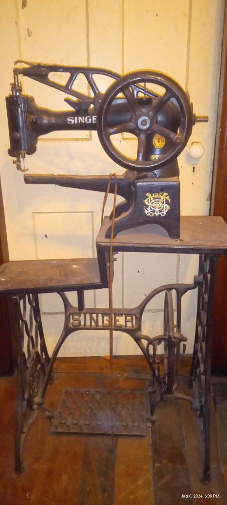 "SINGER"  LEATHER SHOE/BOOT SEWING MACHINE "VINTAGE"  (RARE)