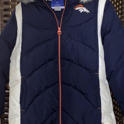 DENVER BRONCOS VINTAGE  REEBOK PUFFER JACKET WITH THE FAUX  FUR  (LIKE NEW IN A SIZE LARGE)