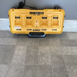 Dewalt DCB104 Heavy Duty 4 Port 12/20v Battery Charger 