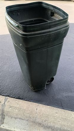 Rubbermaid 40 gallon trash can on wheels