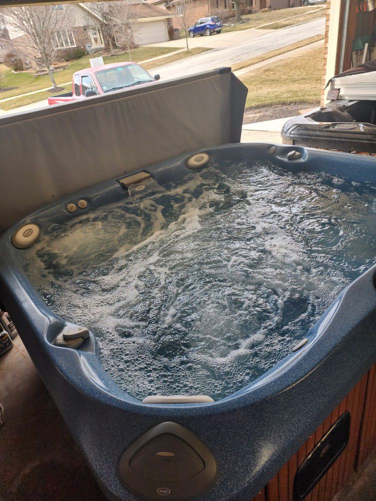 Jacuzzi J-355 Hot Tub - Delivery Included