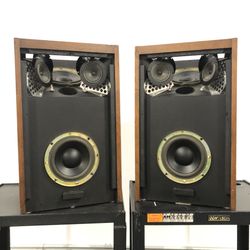 Vintage Bose speakers as in picture 🔊 sounds great👍🏻