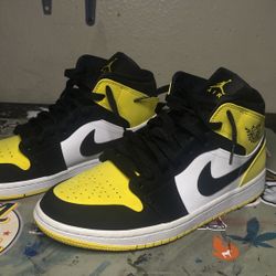 Jordan 1 Mid Yellow Toe Black- Size 10men 