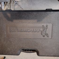 Emergency Roadside Kit / Michelin