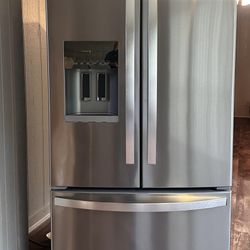 Like new Whirlpool Refrigerator 24.7cf with water dispenser and ice maker 36Wx70Hx31D