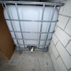 1000 Gallon Water Tank 