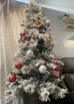 Christmas Tree (No Ornaments ) Lights Included 