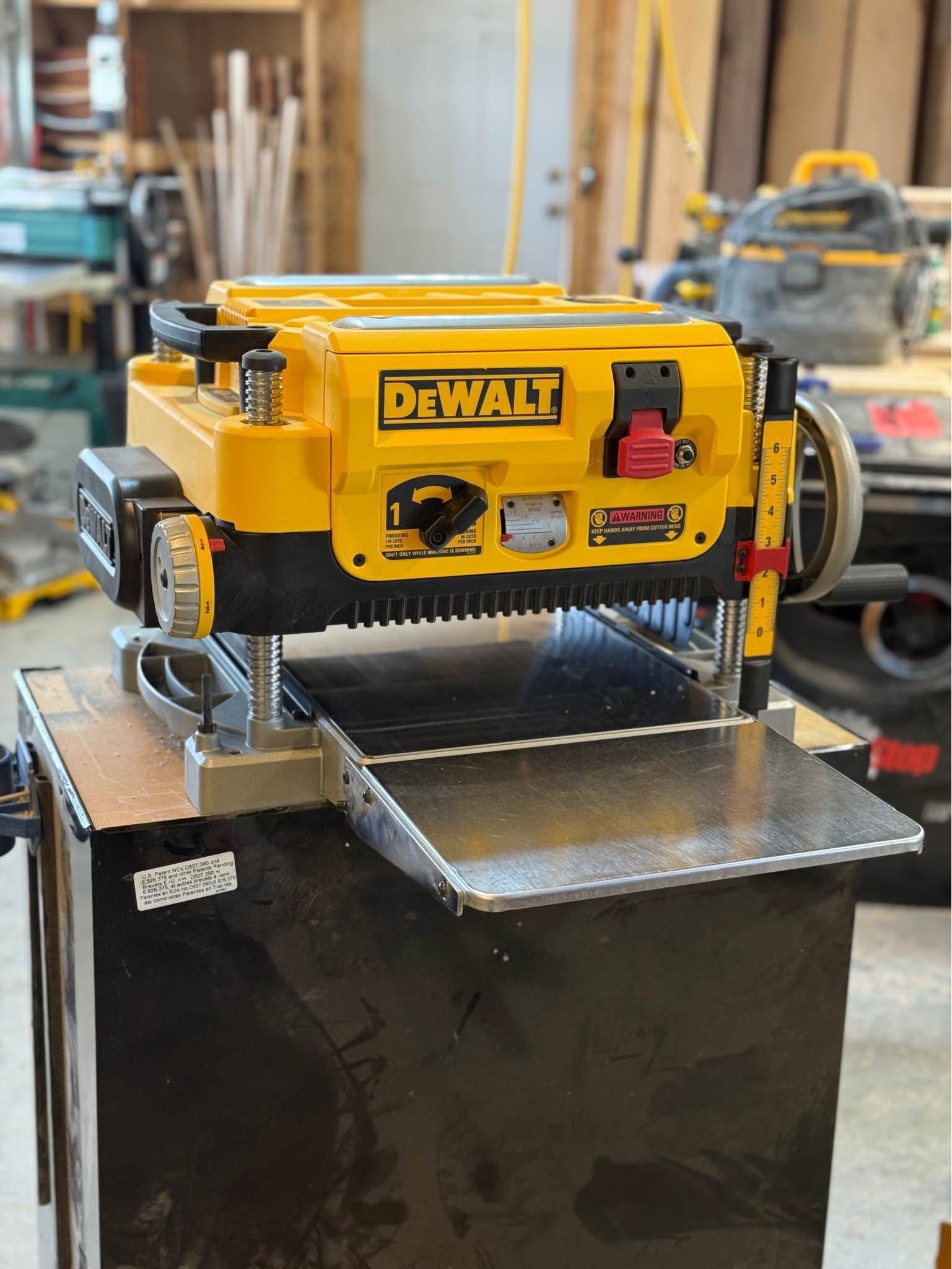 Dewalt~Dw735(13inch)~Soft~and~Hard~Wood~Thickness~Planer+stand