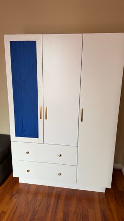 Armario de madera color blanco con 2 puertas