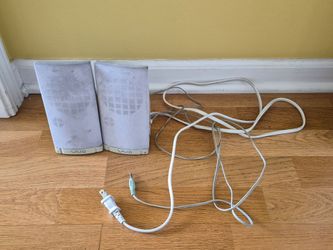 Desktop speaker with wire