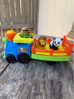 Fisher Price Little People Choo Choo Zoo Train with animals and Zookeeper