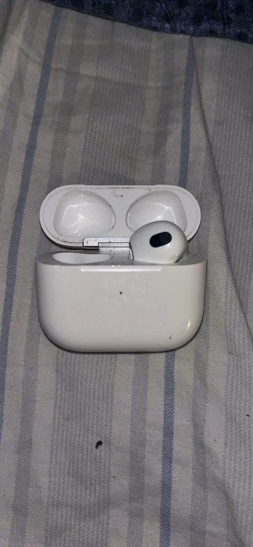 Apple Airpod 3rd Gen Case And Right Pod 