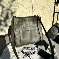  MCM Medium Aren VI Leather Hobo Bag