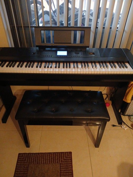 Yamaha DGX660 Elec Piano Like New